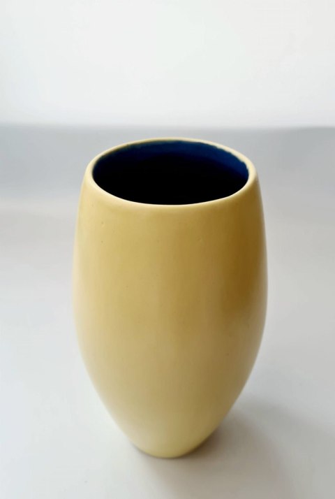 Żółty ceramiczny wazon z niebieskim wnętrzem, piękny vintage