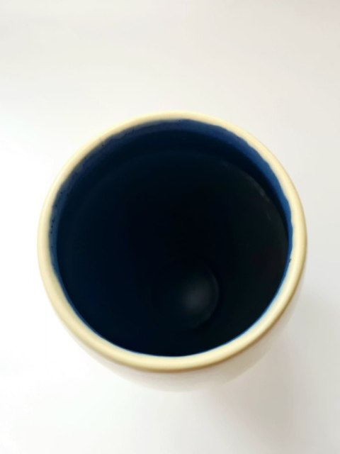 Żółty ceramiczny wazon z niebieskim wnętrzem, piękny vintage