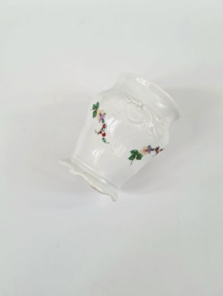 Wazonik porcelanowy Wawel z kwiatową dekoracja, reliefy 10 cm