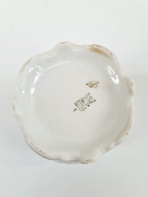 Wazonik porcelanowy Wawel z kwiatową dekoracja, reliefy 10 cm