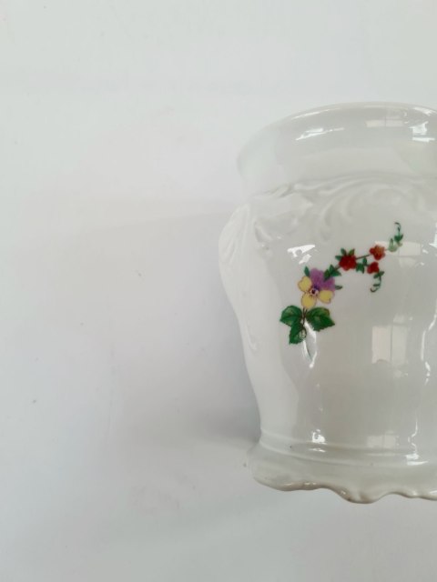 Wazonik porcelanowy Wawel z kwiatową dekoracja, reliefy 10 cm
