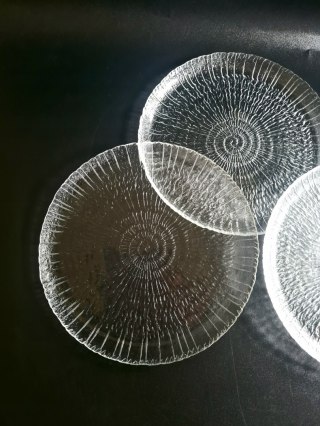 3 szklane talerzyki deserowe ok. 19 cm Arcoroc Ślimak, "spirale" lata 70