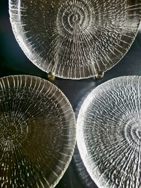 3 szklane talerzyki deserowe ok. 19 cm Arcoroc Ślimak, "spirale" lata 70