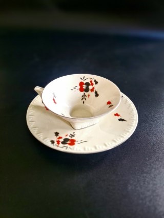 Filiżanka 125 ml art-deco czerwono-czarna spritzdekor przedwojenna unikat