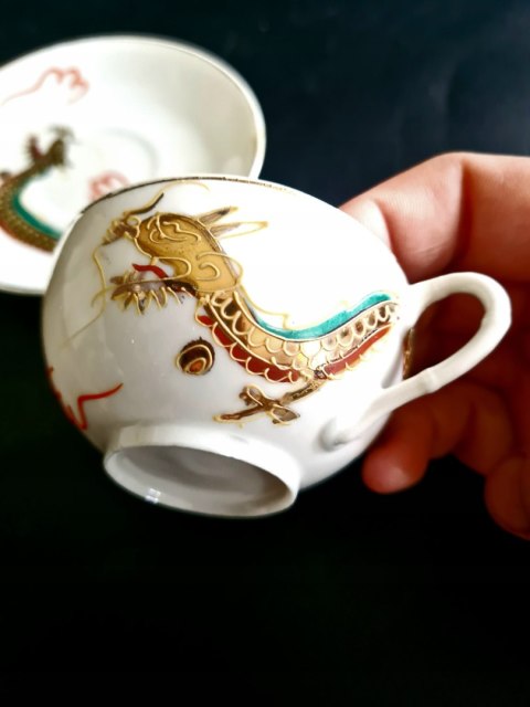 Japonia filiżanka cienkościenna litofania porcelana ok. 100 ml złote smoki