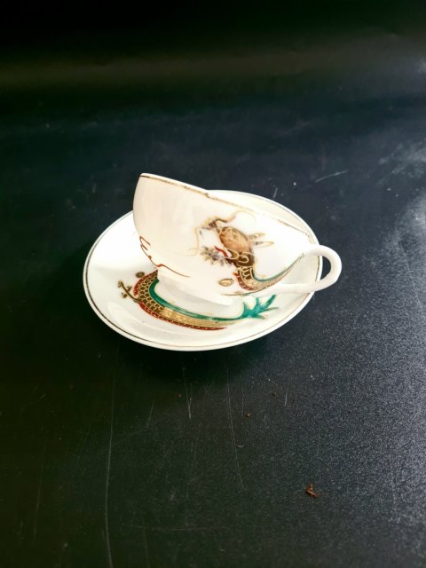 Japonia filiżanka cienkościenna litofania porcelana ok. 100 ml złote smoki
