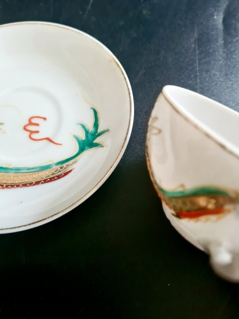 Japonia filiżanka cienkościenna litofania porcelana ok. 100 ml złote smoki