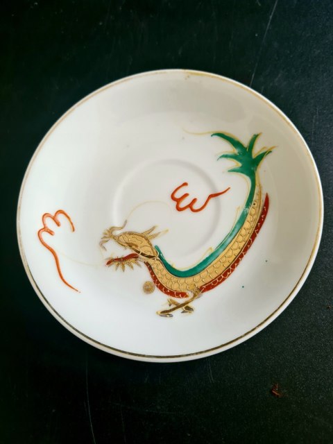 Japonia filiżanka cienkościenna litofania porcelana ok. 100 ml złote smoki