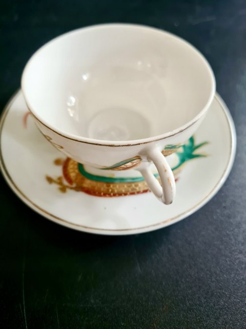 Japonia filiżanka cienkościenna litofania porcelana ok. 100 ml złote smoki
