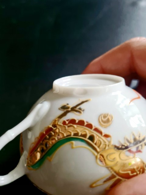 Japonia filiżanka cienkościenna litofania porcelana ok. 100 ml złote smoki