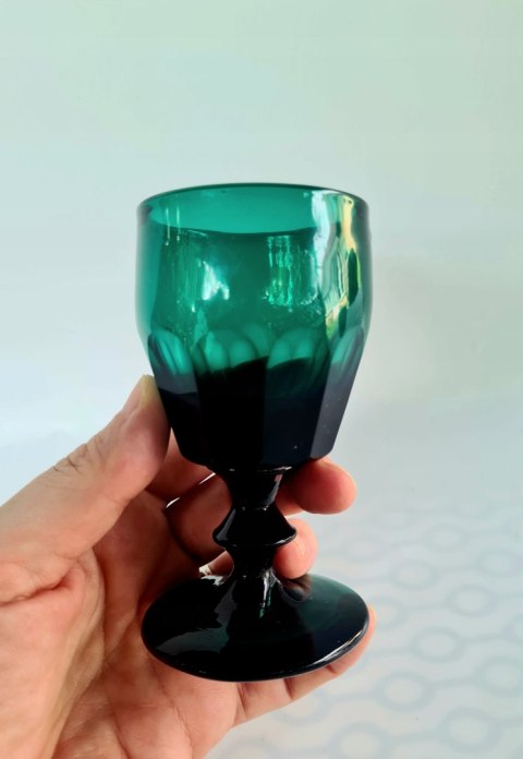 2 szmaragdowe kieliszki przedwojenne szlifowane 100 ml, unikalne