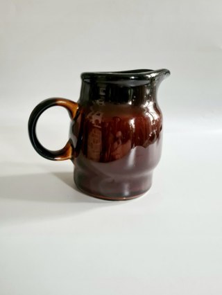 Elegancki brązowy mlecznik porcelit Pruszków PRL 250 ml