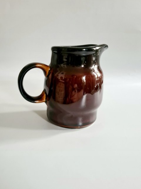 Elegancki brązowy mlecznik porcelit Pruszków PRL 250 ml