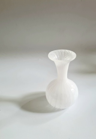 Miniaturowy wazonik 10 cm Murano Zanfirico – Biały Filigran, lata 70.