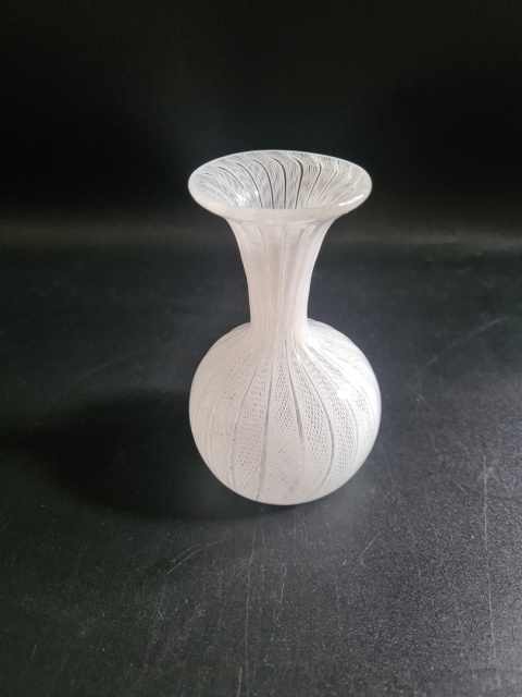 Miniaturowy wazonik 10 cm Murano Zanfirico – Biały Filigran, lata 70.