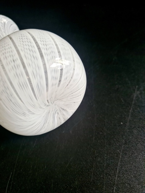 Miniaturowy wazonik 10 cm Murano Zanfirico – Biały Filigran, lata 70.
