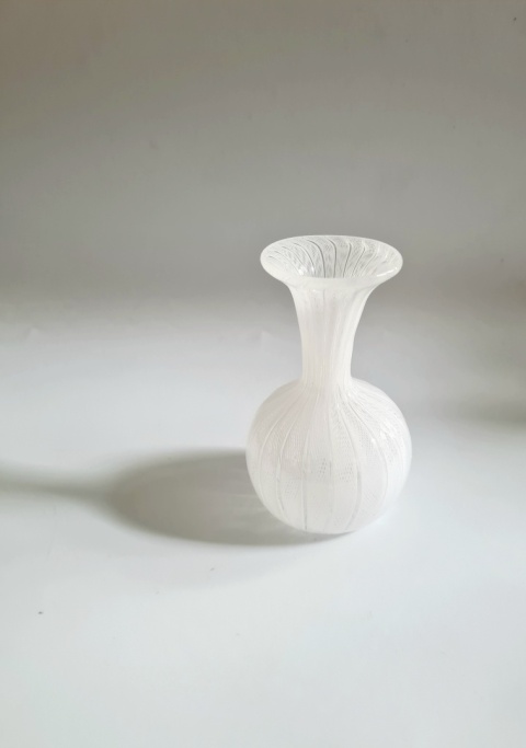 Miniaturowy wazonik 10 cm Murano Zanfirico – Biały Filigran, lata 70.
