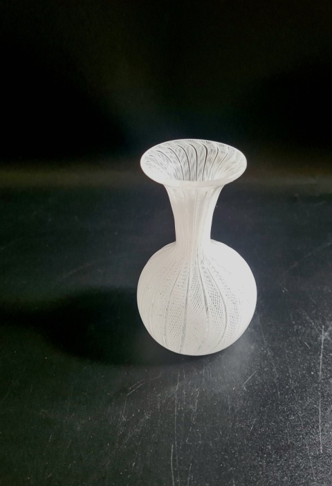 Miniaturowy wazonik 10 cm Murano Zanfirico – Biały Filigran, lata 70.