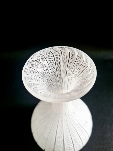 Miniaturowy wazonik 10 cm Murano Zanfirico – Biały Filigran, lata 70.