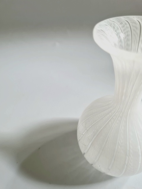Miniaturowy wazonik 10 cm Murano Zanfirico – Biały Filigran, lata 70.