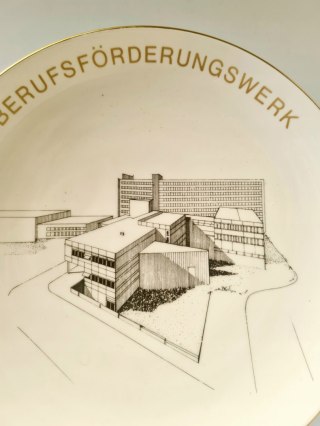 Porcelanowy talerz KPM Berlin 19,5 cm, dekoracyjny na ścianę, modernizm