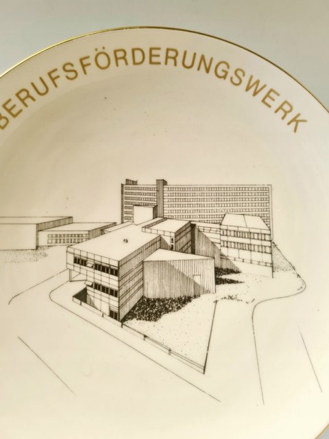 Porcelanowy talerz KPM Berlin 19,5 cm, dekoracyjny na ścianę, modernizm