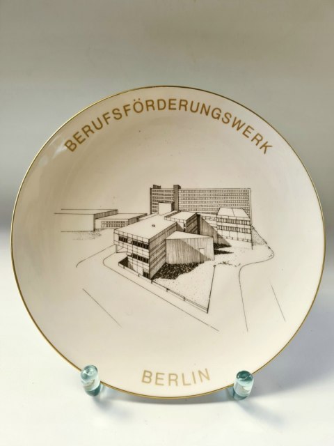 Porcelanowy talerz KPM Berlin 19,5 cm, dekoracyjny na ścianę, modernizm
