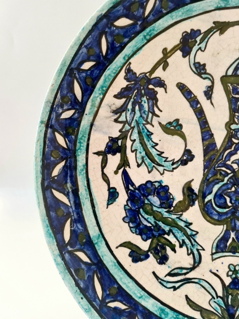 Patera ceramika Kütahya 29 cm czajnik i kwiaty ibrik Turcja sztuka ludowa