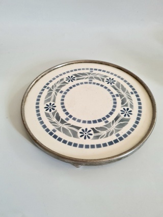 Tacka przedwojenna porcelanowa z motywem geometrycznym 17 cm
