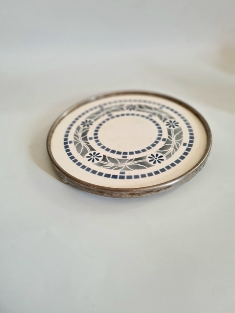 Tacka przedwojenna porcelanowa z motywem geometrycznym 17 cm