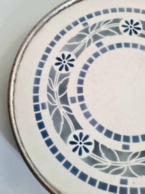 Tacka przedwojenna porcelanowa z motywem geometrycznym 17 cm