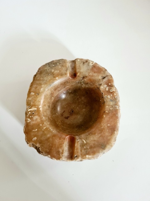 Włochy, popielnica z alabastru (?) Włochy l. 60/70, ręcznie rzeźbiona, masywna