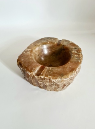 Włochy, popielnica z alabastru (?) Włochy l. 60/70, ręcznie rzeźbiona, masywna