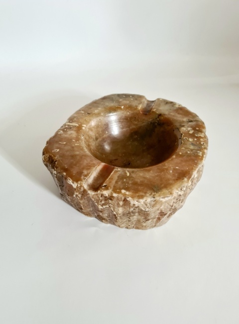 Włochy, popielnica z alabastru (?) Włochy l. 60/70, ręcznie rzeźbiona, masywna