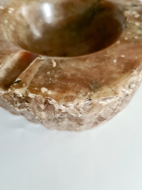 Włochy, popielnica z alabastru (?) Włochy l. 60/70, ręcznie rzeźbiona, masywna
